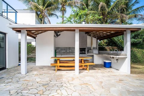 Boraceia - 5 Suites, churrasqueira, forno de pizza, piscina, acesso direto a praia, casa com Acessibilidade - suite toda adaptada House in São Sebastião