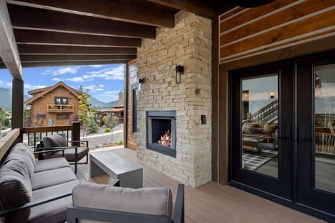 Elk Haven Lodge Two Large Patios Private Jacuzzi Indoor and Outdoor Fireplace House in Estes Park