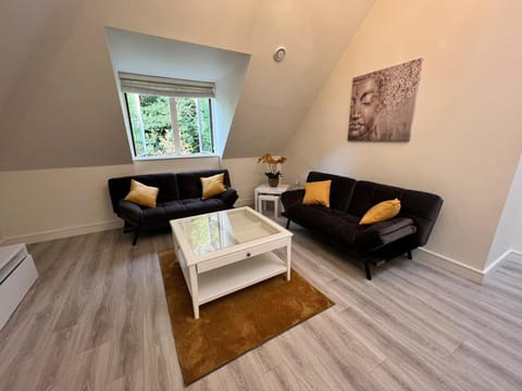 New! Modern Elegant 2-Bed Apartment, free parking Condominio in Edgware