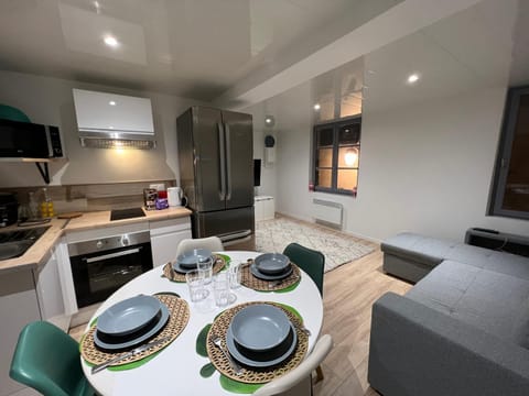 Dining area, minibar, pet friendly, stove