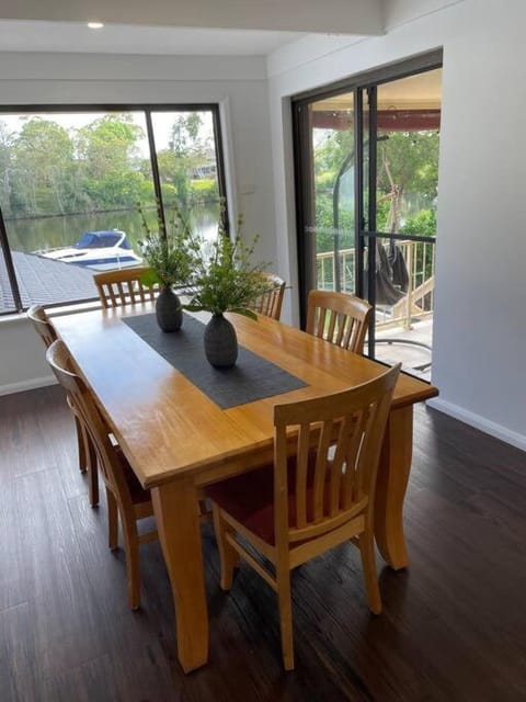 Spacious entertainer home with direct water access Casa in Cooranbong