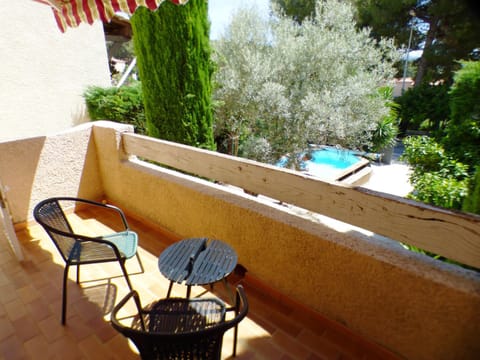 Patio, Day, Garden, View (from property/room), Balcony/Terrace, Garden view, Pool view, Swimming pool, sunbed