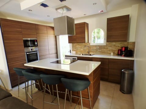 Kitchen or kitchenette, Dining area, dishwasher, minibar, pet friendly, stove, toaster