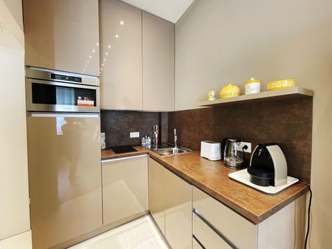 Coffee/tea facilities, dishwasher, furniture, minibar, stove, toaster, washing machine, kitchen