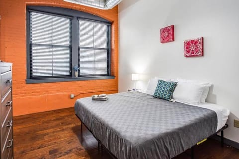 Centric NY Style Loft w/King bed Condo in Brighton