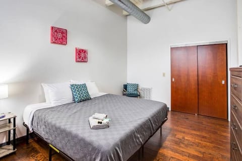 Centric NY Style Loft w/King bed Condo in Brighton