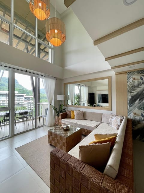 3BD/3BA Penthouse - Tropical Oasis in Pico de Loro Bed and Breakfast in Nasugbu