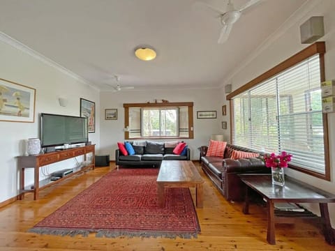 Picture-perfect pet friendly coastal home Haus in Broulee