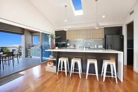 Modern Executive Ocean View Oasis Shell Cove Mansion 5 Minutes to Beach Sleeps 16 House in Wollongong