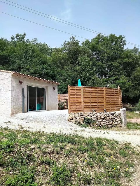 L'ANNEXE endroit zen et chaleureux. Jacuzzi extérieur House in Brignoles