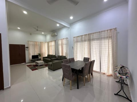 Homestay Kemaman Fyna08 Semi-D, 4 Bedrooms Dekat Pantai Kijal Villa in Terengganu, Malaysia