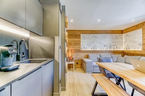 Kitchen or kitchenette, Dining area