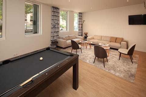 Communal lounge/ TV room, Billiard, TV and multimedia, Living room, Seating area