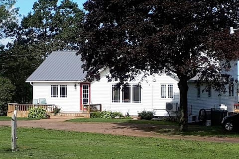 Golfers Haven 4 bd 20 min Chtown Central PEI House in Prince Edward County
