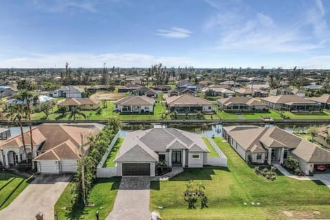 Waterfront getaway FREE heated saltwater pool! House in Cape Coral