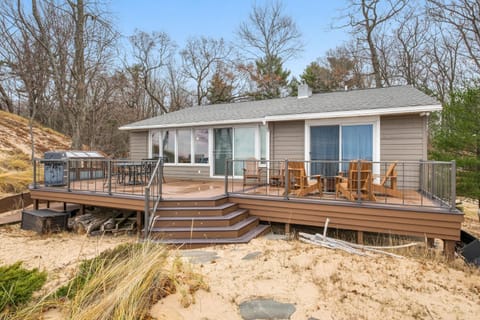 Lakefront House with Private Beach by Michigan Waterfront Luxury Properties Casa in Norton Shores