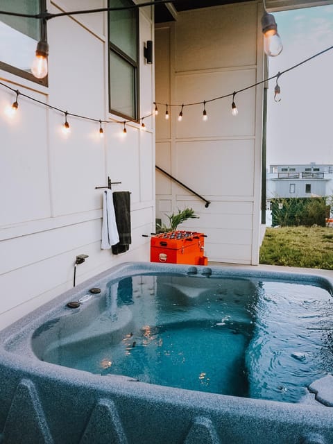 Nash House & Bars of Broadway with Hot Tub, Rooftop Bar and Views! 8min Downtown! Sleeps 12! House in East Nashville