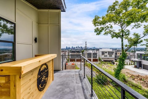 Nash House & Bars of Broadway with Hot Tub, Rooftop Bar and Views! 8min Downtown! Sleeps 12! House in East Nashville