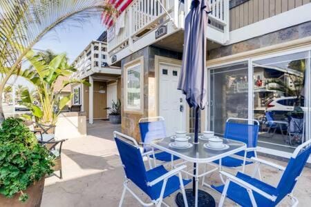 AWESOME 3BR 1 Block To Ocean Fast WIFI C1 House in Costa Mesa