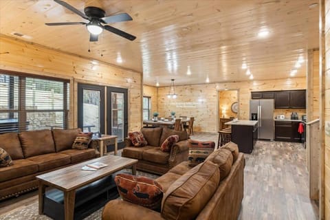 NEW 8BR Pool Cabin w Hot Tub & Arcade Room HL House in Gatlinburg