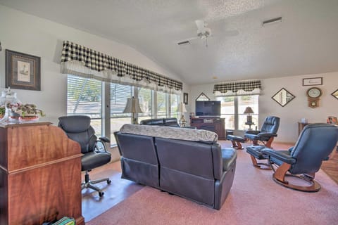 Lady Lake House with Lanai and Community Pool! Casa in Lady Lake