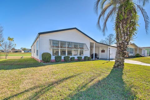 Lady Lake House with Lanai and Community Pool! Casa in Lady Lake