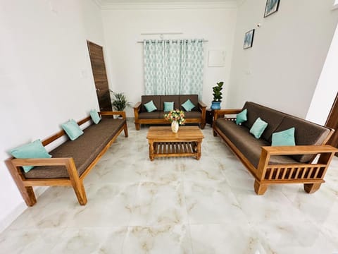 Tirupati Homestay - Shilparamam - Luxury AC apartments by Stayflexi - Fast WiFi, Kitchen, Android TV - Walk to PS4 Pure Veg Restaurant - Easy access to Airport, Railway Station and to all Temples Condo in Tirupati