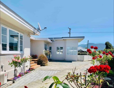 Large Bright Guest House House in Tasman District, Tasman, New Zealand