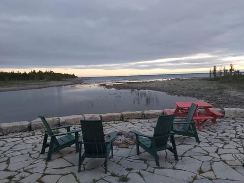 **WATERFRONT**BEAUTIFUL MODERN TOBERMORY COTTAGE Chalet in Northern Bruce Peninsula