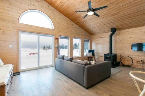 **WATERFRONT**BEAUTIFUL MODERN TOBERMORY COTTAGE Chalet in Northern Bruce Peninsula