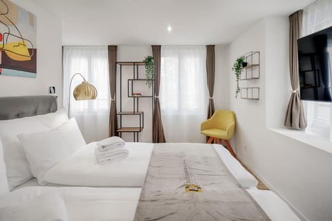 Bed, TV and multimedia, Photo of the whole room, Evening entertainment, Bedroom