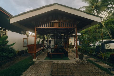 Teteng's Apartelle Bed and Breakfast in San Vicente