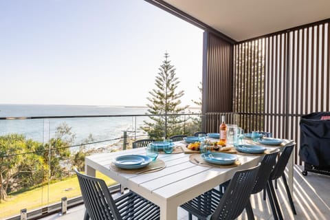 Patio, Natural landscape, Balcony/Terrace, Food and drinks, Dining area, Sea view