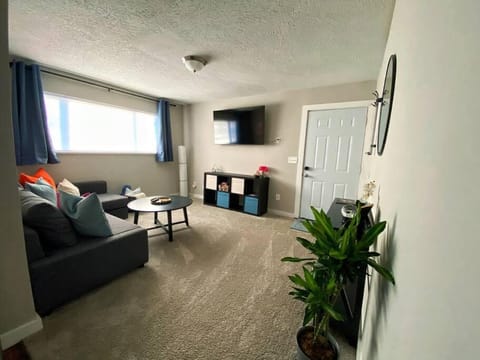 The Traveler's Retreat, 5 mins to airport and 15 mins to downtown Condo in College Park