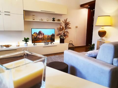 Communal lounge/ TV room, TV and multimedia, Living room, Seating area, Evening entertainment