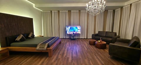 TV and multimedia, Seating area, Bedroom