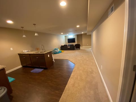 Private basement bedroom with private bathroom, kitchen, and living room with large screen television Location de vacances in Fishers