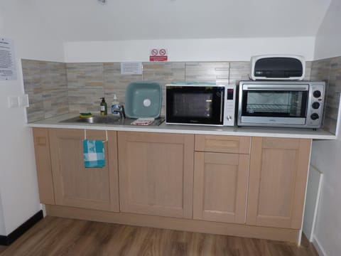 Kitchen or kitchenette, minibar