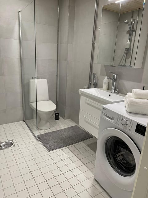 Shower, Toilet, Bathroom, towels, washing machine