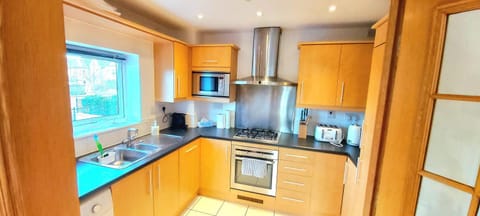 Cosy 2 bedroom appartment with gated parking by River Thames Apartment in Kingston upon Thames