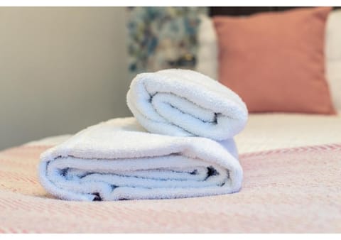 Bed, towels