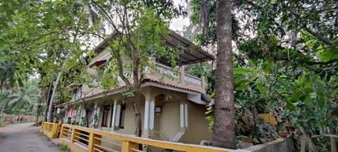 3 Bedroom Holiday Home near Baga & Calangute, Free Parking & Wi-Fi Villa in Calangute