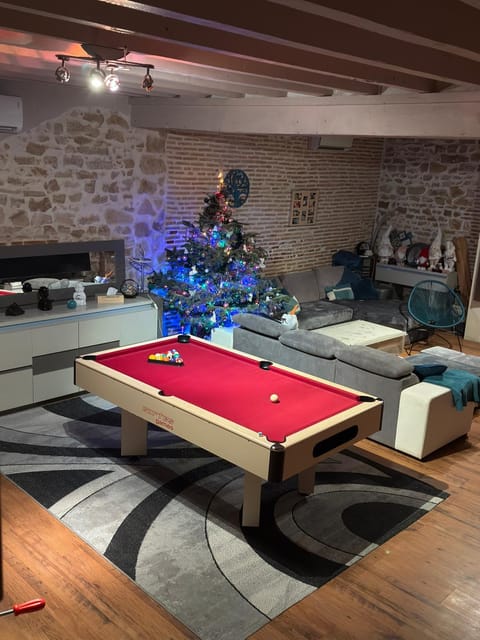 Billiard, Game Room