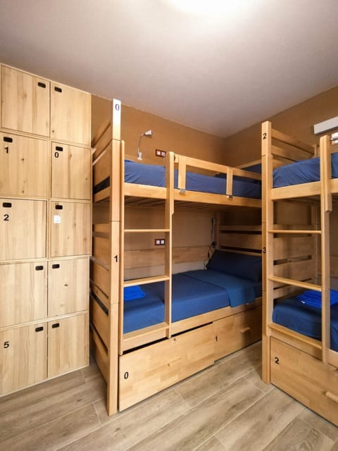 Bedroom, bunk bed