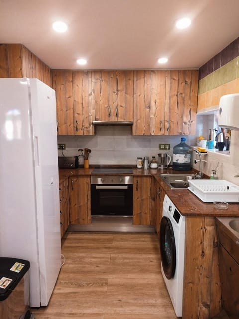 Kitchen or kitchenette, Communal kitchen