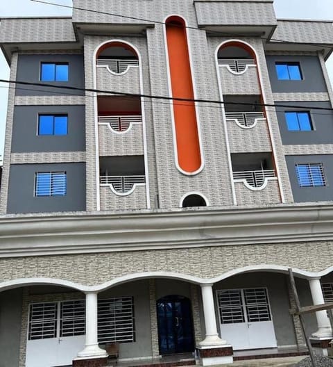 Bel appartement neuf et meublé avec parking gratuit Condo in Douala