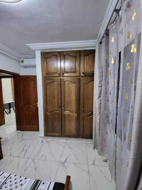 Bel appartement neuf et meublé avec parking gratuit Condo in Douala