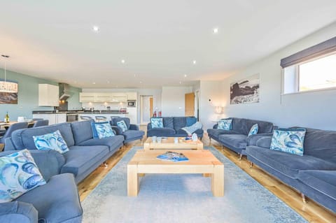 Snug House, sleeps 12 with hot tub on Retallack Resort Nature lodge in Saint Columb Major