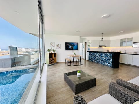 Dining area, Pool view