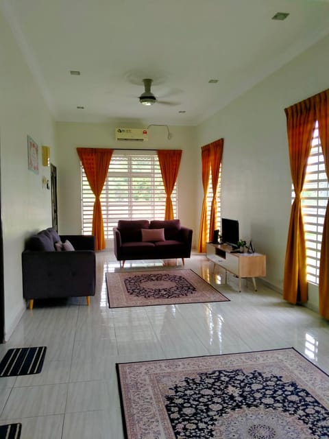 Homestay Haji Din Tronoh Perak House in Perak Tengah District